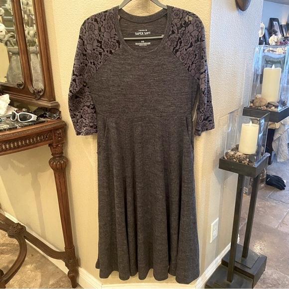 NWT~TORRID Super Soft Plush Gray Floral Sleeves Midi Dress Size 00 (M/L) - Picture 1 of 11